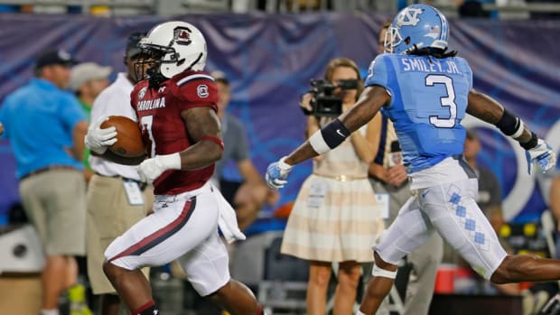south-carolina-beats-unc-shon-carson.jpg